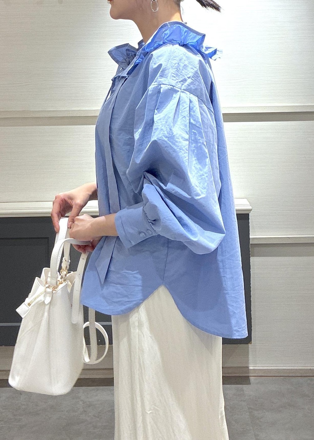 ホワイト系のショルダーバッグ、ベージュ系のパンプス、ホワイト系のキャミソールを着用したレディースの春コーディネートの9枚目の写真