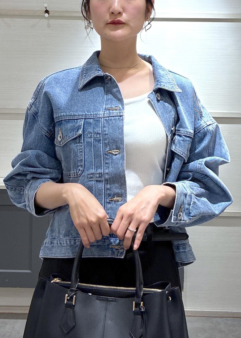 ブラック系のローファー、ホワイト系のキャミソール、ブルー系のデニムジャケットを着用したレディースの春コーディネートの5枚目の写真