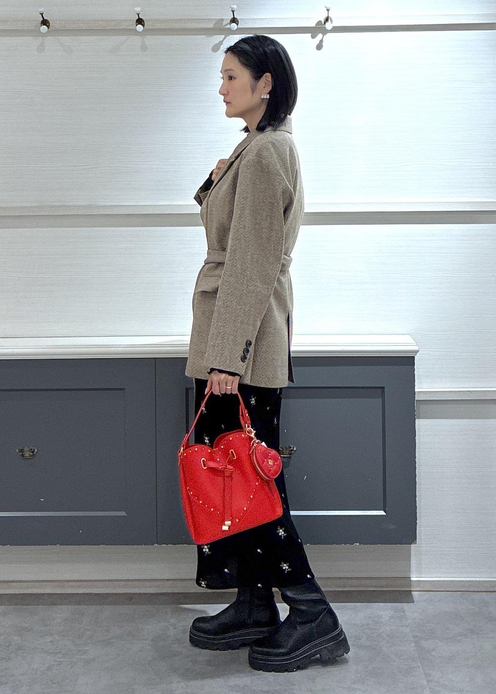 ブラック系のワンピース、ブラック系のTシャツ/カットソー、ベージュ系のテーラードジャケットを着用したレディースの秋コーディネートの3枚目の写真