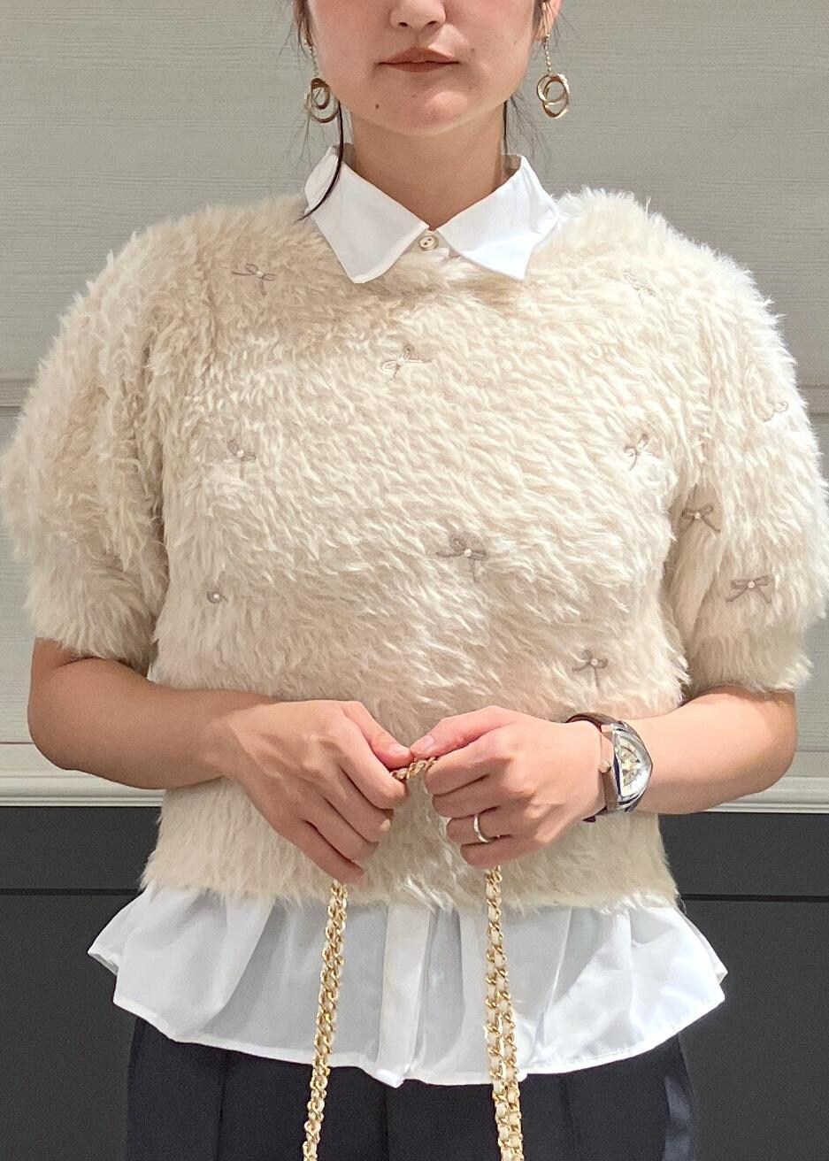 ブラック系のサンダル、ホワイト系のシャツ/ブラウス、ホワイト系のニット/セーターを着用したレディースの秋コーディネートの5枚目の写真