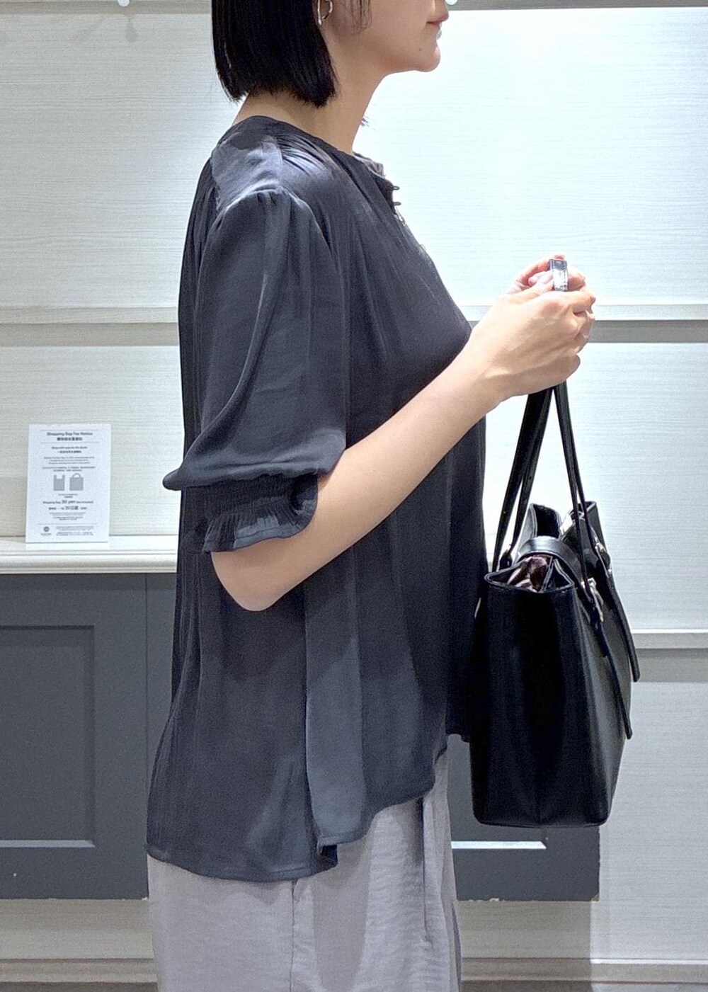 ブラック系のパンプス、ホワイト系のキャミソール、グレー系のその他パンツを着用したレディースの春コーディネートの8枚目の写真