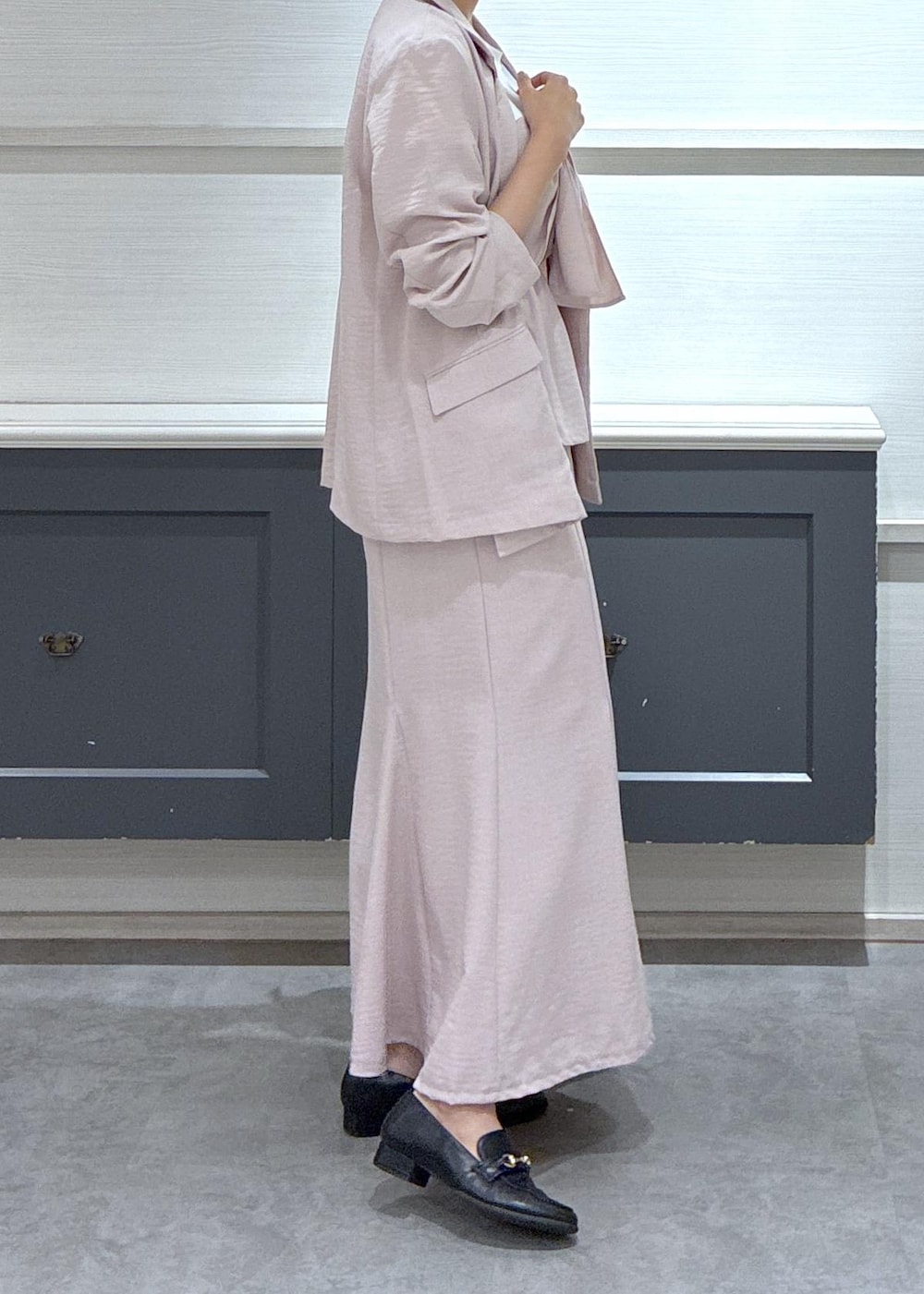 ホワイト系のショルダーバッグ、ブラック系のローファー、ホワイト系のキャミソールを着用したレディースの春コーディネートの3枚目の写真