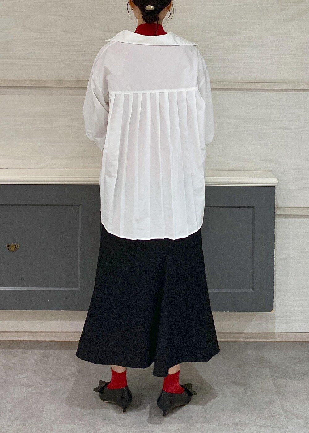 ブラック系のパンプス、ホワイト系のシャツ/ブラウス、ブラック系のショルダーバッグを着用したレディースの秋コーディネートの3枚目の写真