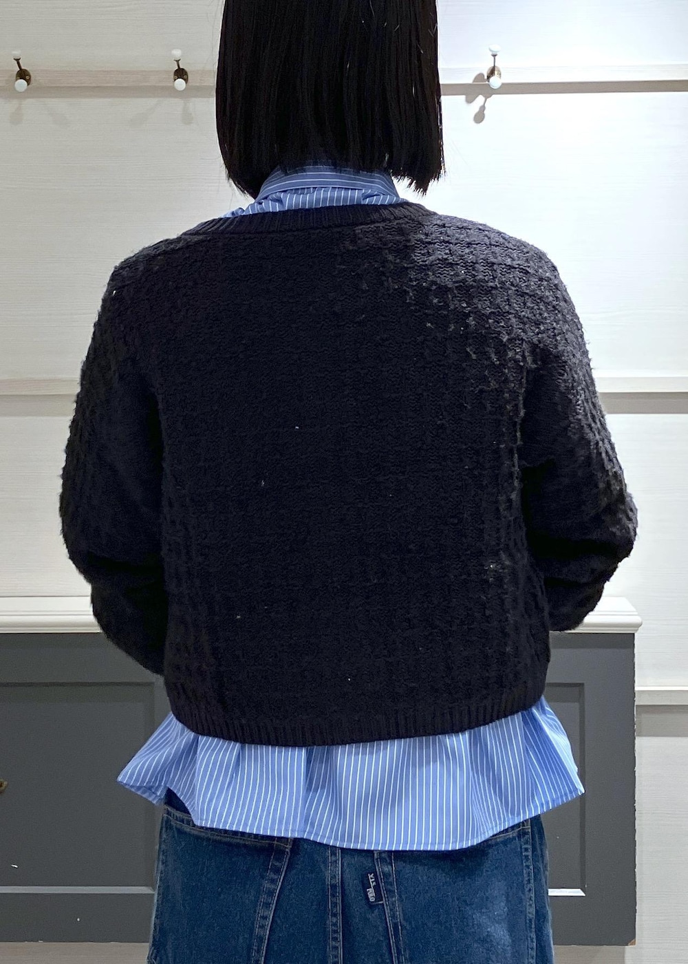 ブラック系のパンプス、グレー系のショルダーバッグ、ブルー系のシャツ/ブラウスを着用したレディースの秋コーディネートの5枚目の写真