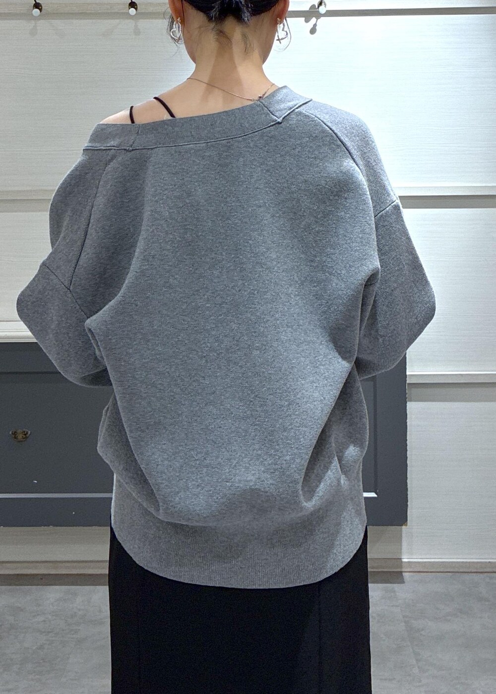 ブラック系のローファー、グレー系のカーディガン/ボレロ、ブルー系のショルダーバッグを着用したレディースの春コーディネートの4枚目の写真