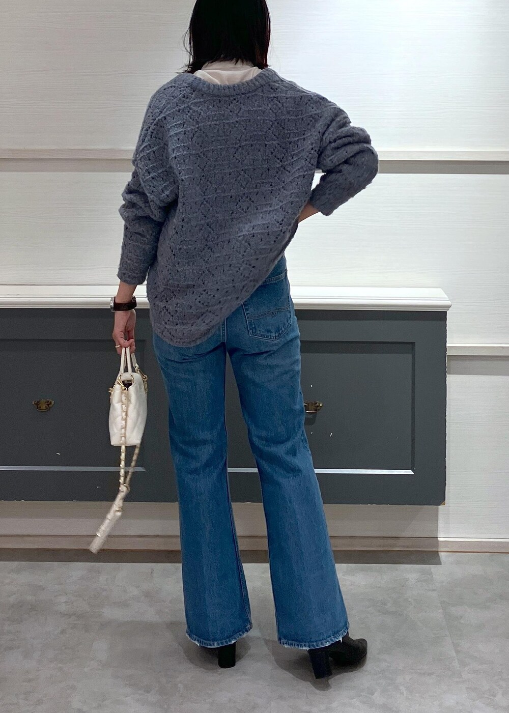 ブラック系のブーツ、ホワイト系のシャツ/ブラウス、ブルー系のニット/セーターを着用したレディースの冬コーディネートの4枚目の写真