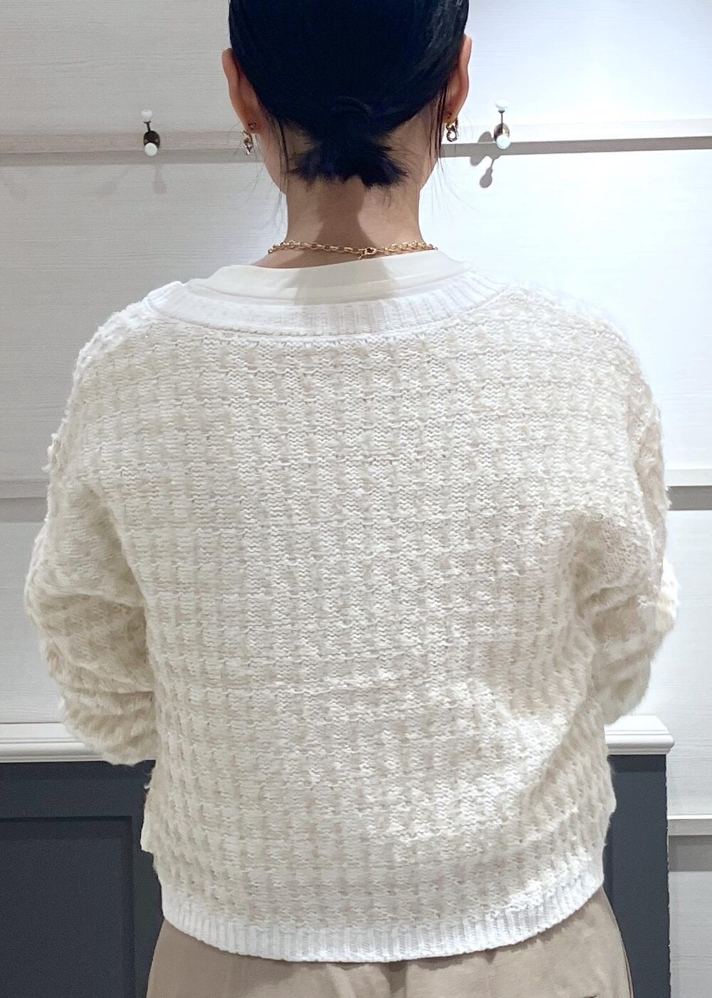 ベージュ系のショルダーバッグ、ブラック系のパンプス、ベージュ系のスラックスを着用したレディースの秋コーディネートの4枚目の写真