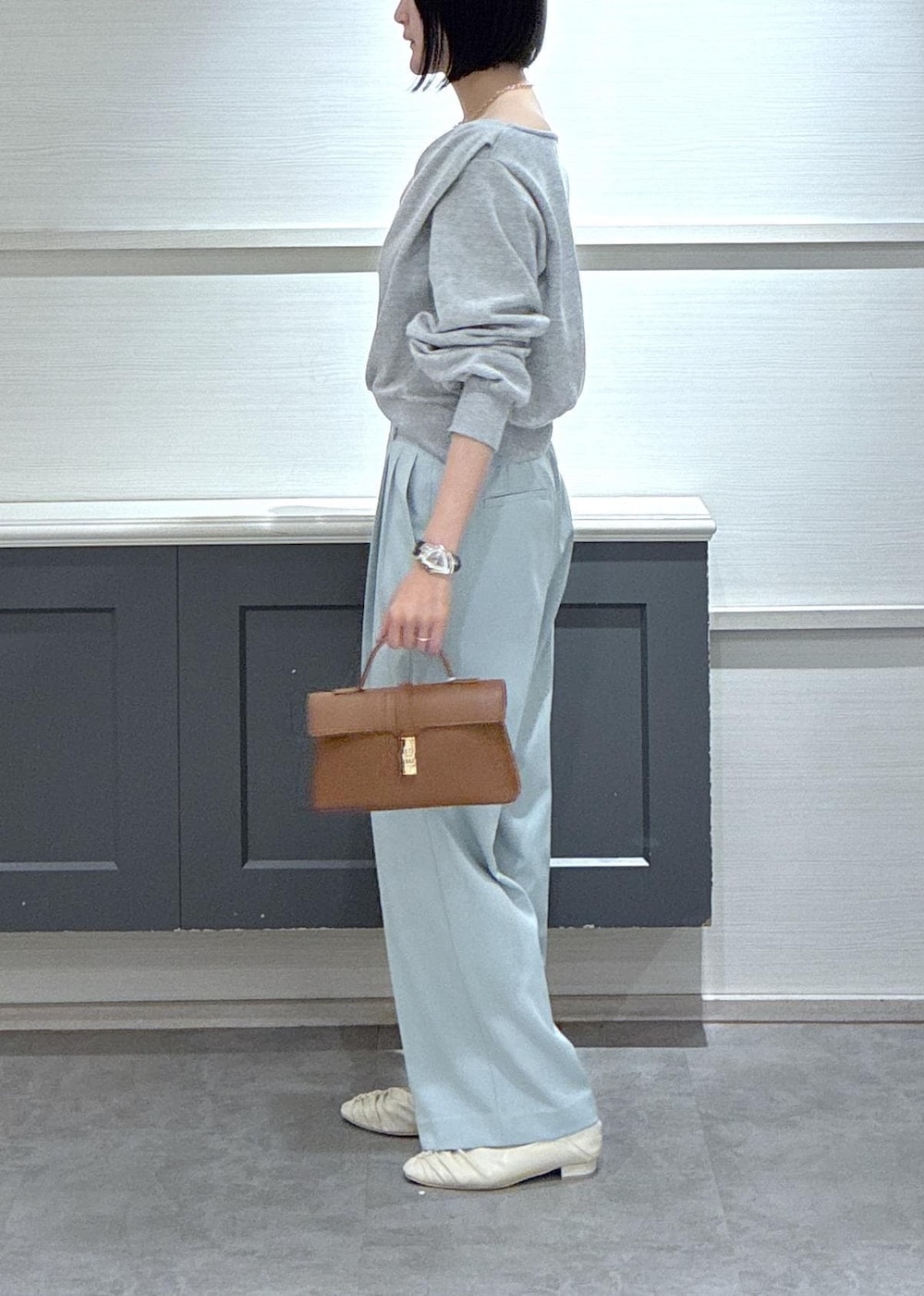 ホワイト系のパンプス、グリーン系のその他パンツ、イエロー系のショルダーバッグを着用したレディースの冬コーディネートの3枚目の写真