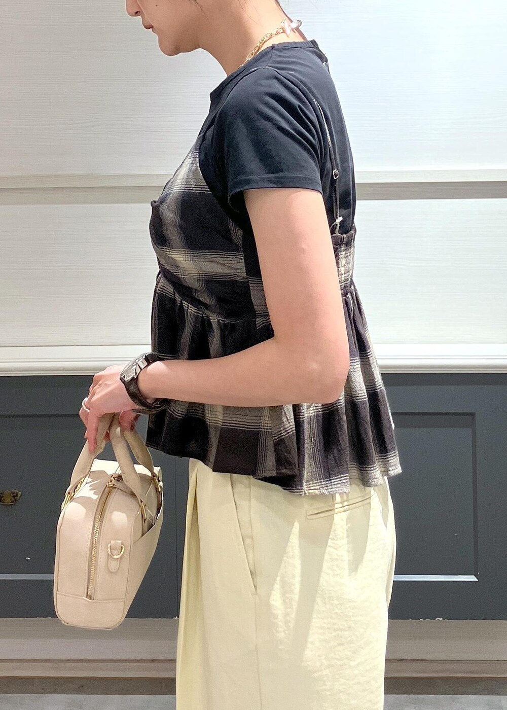 ブラック系のサンダル、イエロー系のスラックス、ブラック系のTシャツ/カットソーを着用したレディースの夏コーディネートの8枚目の写真