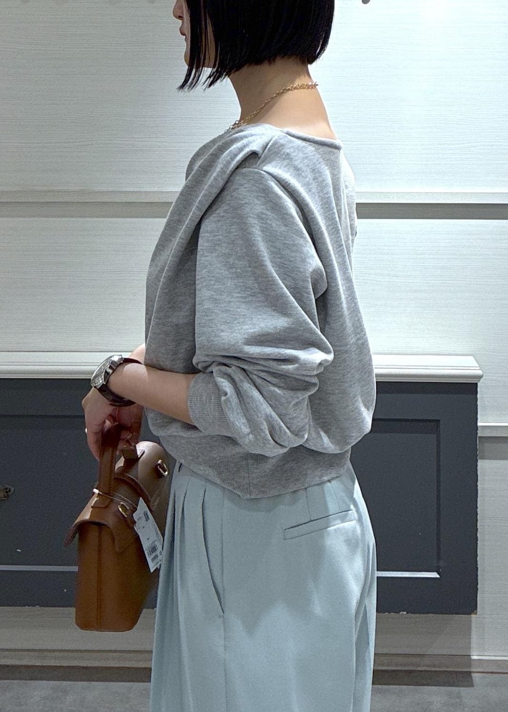 ホワイト系のパンプス、グリーン系のその他パンツ、イエロー系のショルダーバッグを着用したレディースの冬コーディネートの8枚目の写真