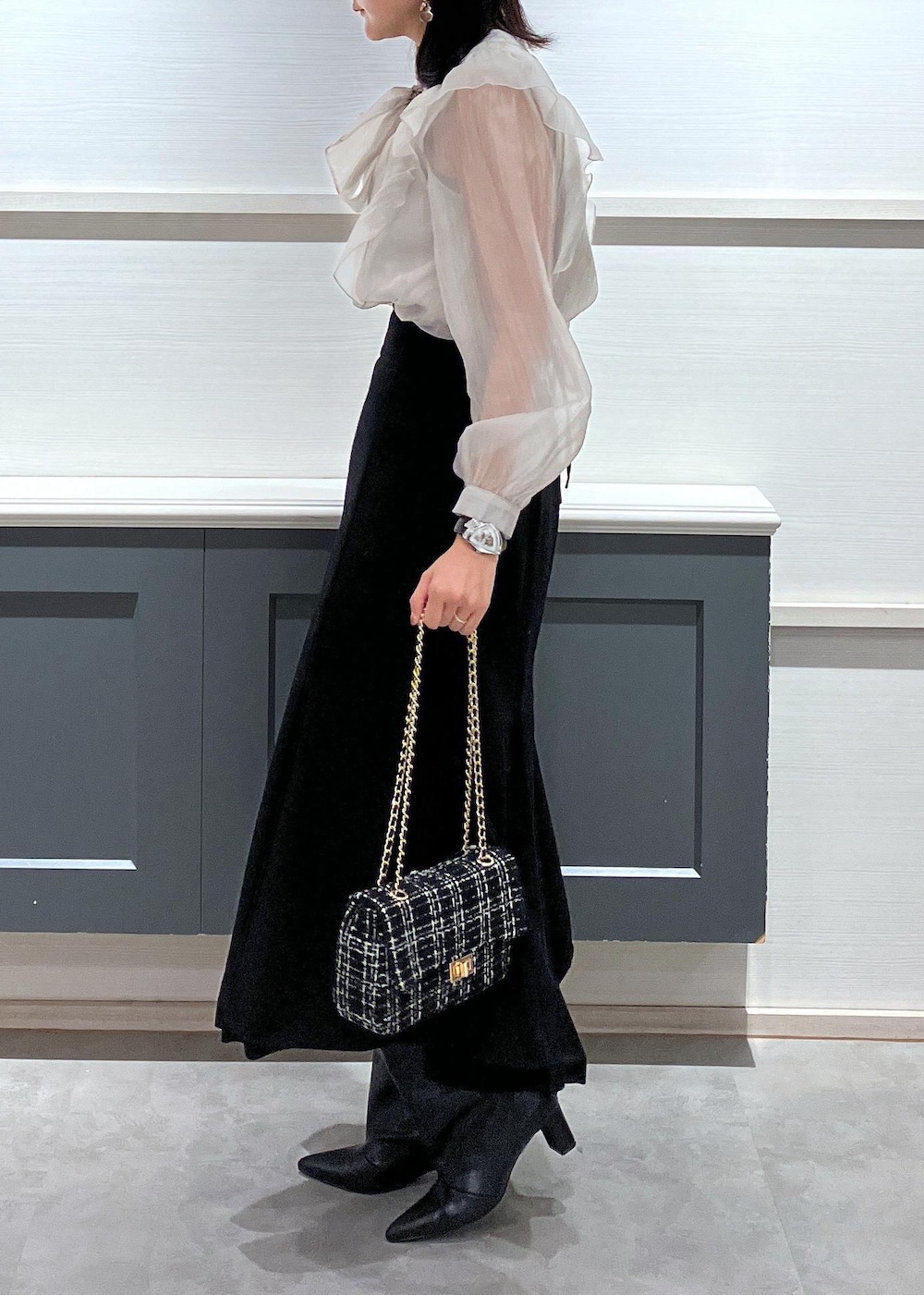 ブラック系のキャミソール、ブラック系のブーツ、ブラック系のショルダーバッグを着用したレディースの秋コーディネートの4枚目の写真