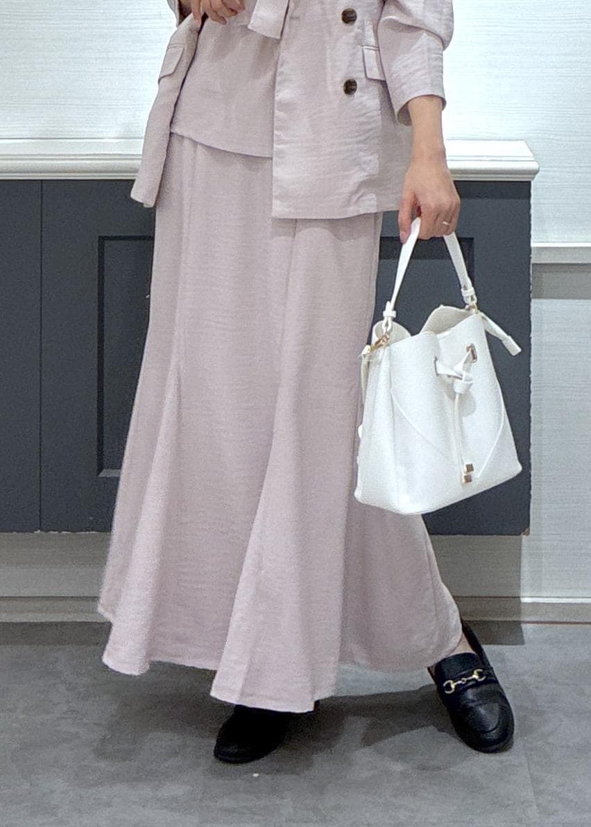 ホワイト系のショルダーバッグ、ブラック系のローファー、ホワイト系のキャミソールを着用したレディースの春コーディネートの10枚目の写真