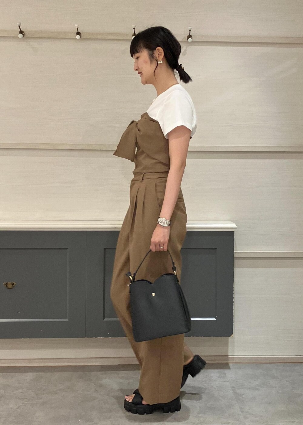 ブラック系のサンダル、ブラック系のキャミソール、ブラウン系のTシャツ/カットソーを着用したレディースの夏コーディネートの2枚目の写真