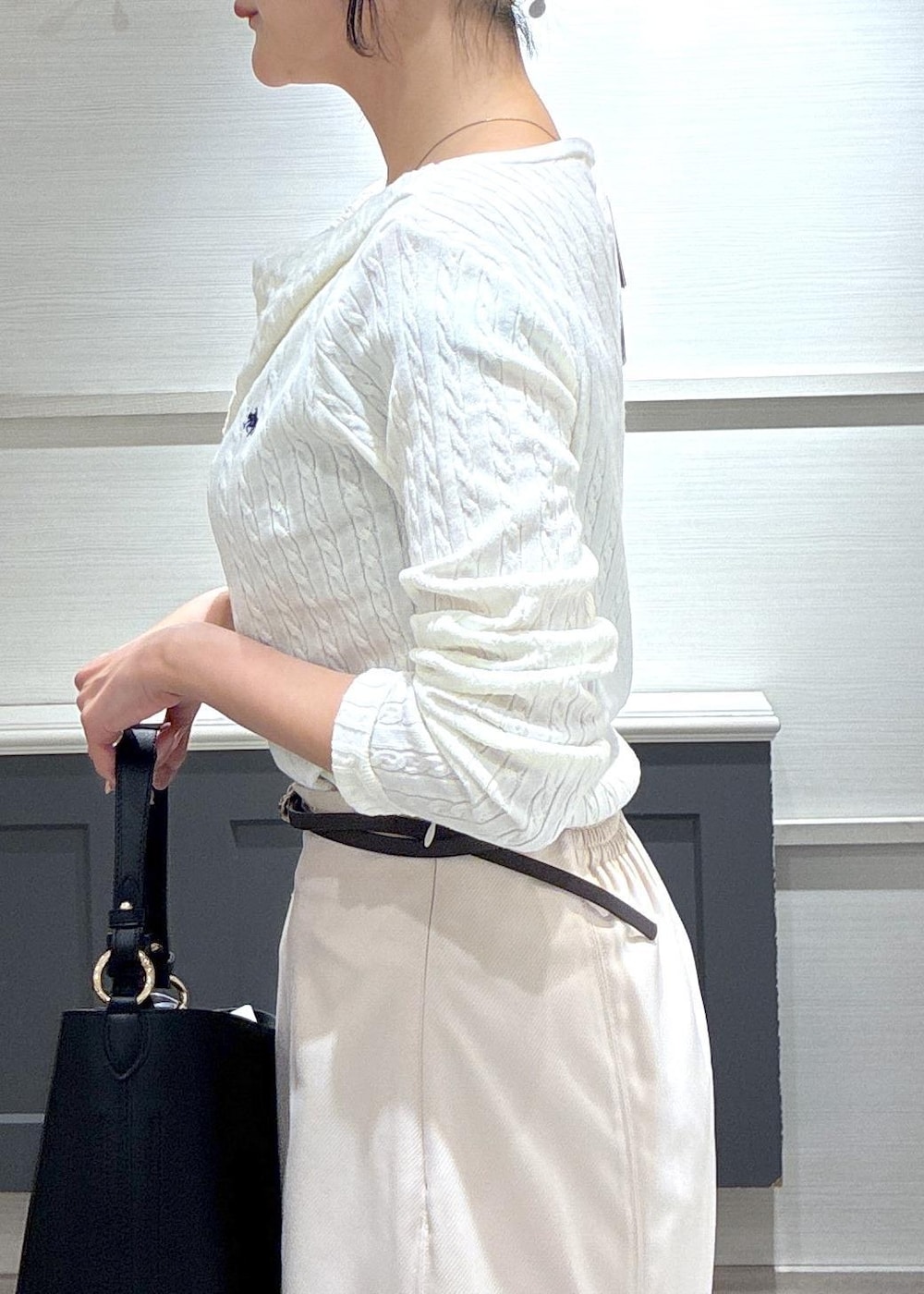 ベージュ系のテーラードジャケット、ブラック系のローファー、ベージュ系のスカートを着用したレディースの冬コーディネートの8枚目の写真