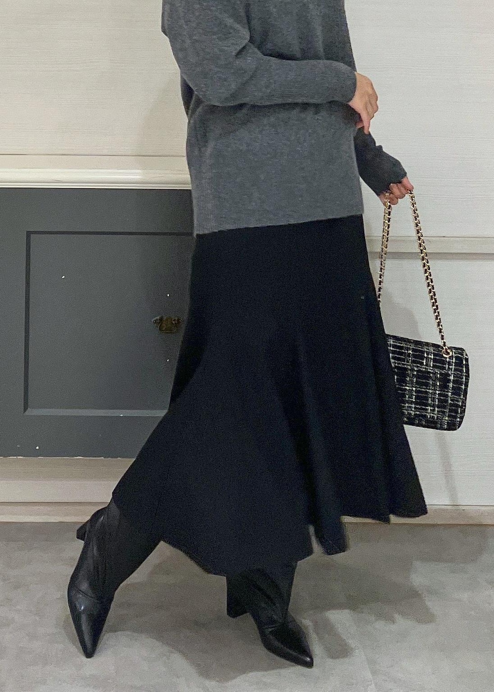 ホワイト系のキャミソール、ブラック系のブーツ、ブラック系のショルダーバッグを着用したレディースの秋コーディネートの9枚目の写真