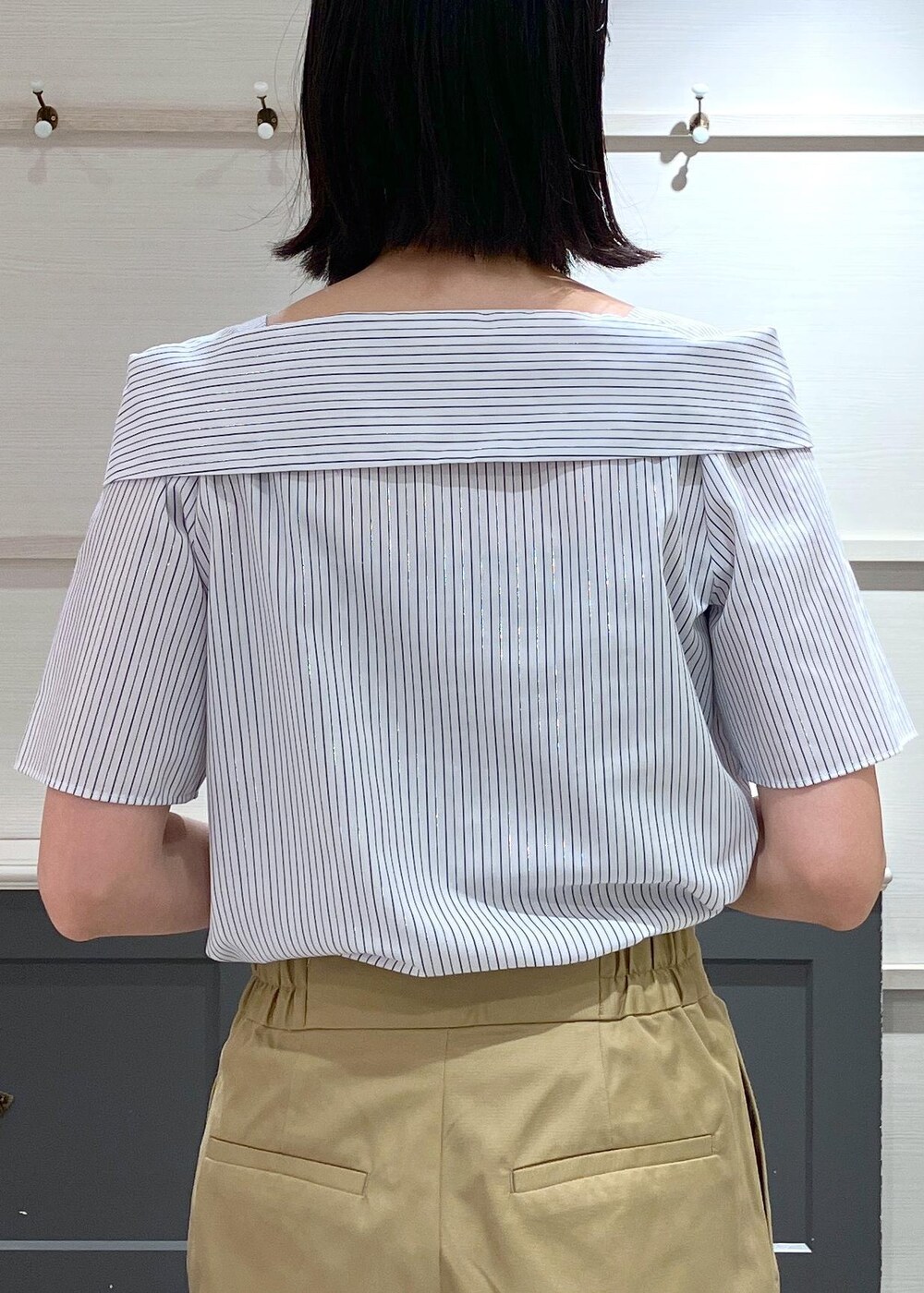 「オフショル、初夏コーデ、夏コーデ、お仕事コーデ、授業参観日コーデ、デートコーデ、お出かけコーデ、旅行コーデ、女子会コーデ、大人カジュアル、パンツスタイル、体型カバー、カジュアルコーデ、ヘルシーコーデ、きれいめコーデ」｜「Juzeのメタルヒールサンダル（サンダル、ブラック系）」を使った、mikusonvisさん（レディース・168cm）の夏コーディネートの6枚目の写真