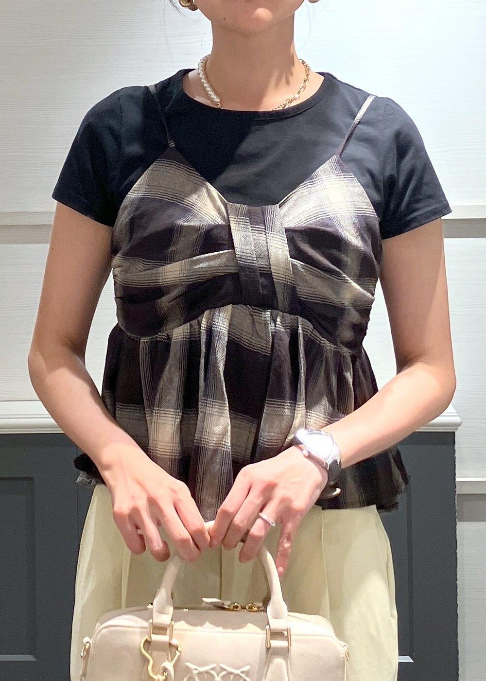 ブラック系のサンダル、イエロー系のスラックス、ブラック系のTシャツ/カットソーを着用したレディースの夏コーディネートの5枚目の写真