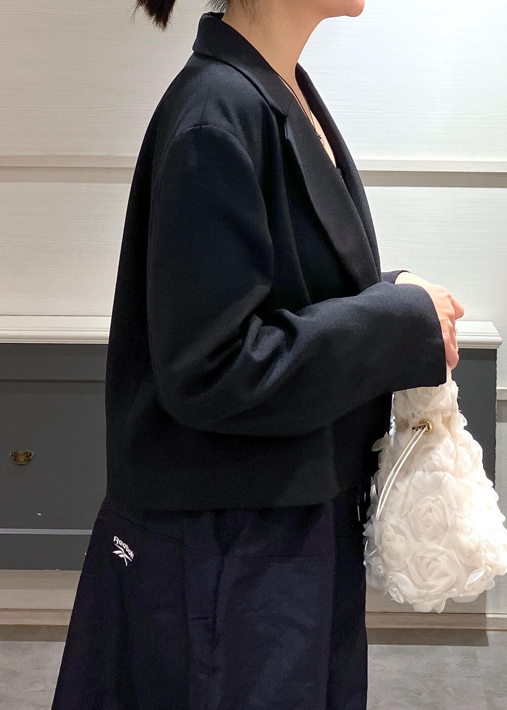 「羽織、春アウター、初春コーデ、春コーデ、デートコーデ、お出かけコーデ、スポーツミックス、大人カジュアル、スカートスタイル、ヘルシーコーデ、きれいめコーデ、VIS、ストレート、イエベ秋、混合」｜「VISの【洗える】ダブルストラップ短丈カップ付きキャミソール（キャミソール、ホワイト系）」を使った、mikusonvisさん（レディース・168cm）の春コーディネートの9枚目の写真