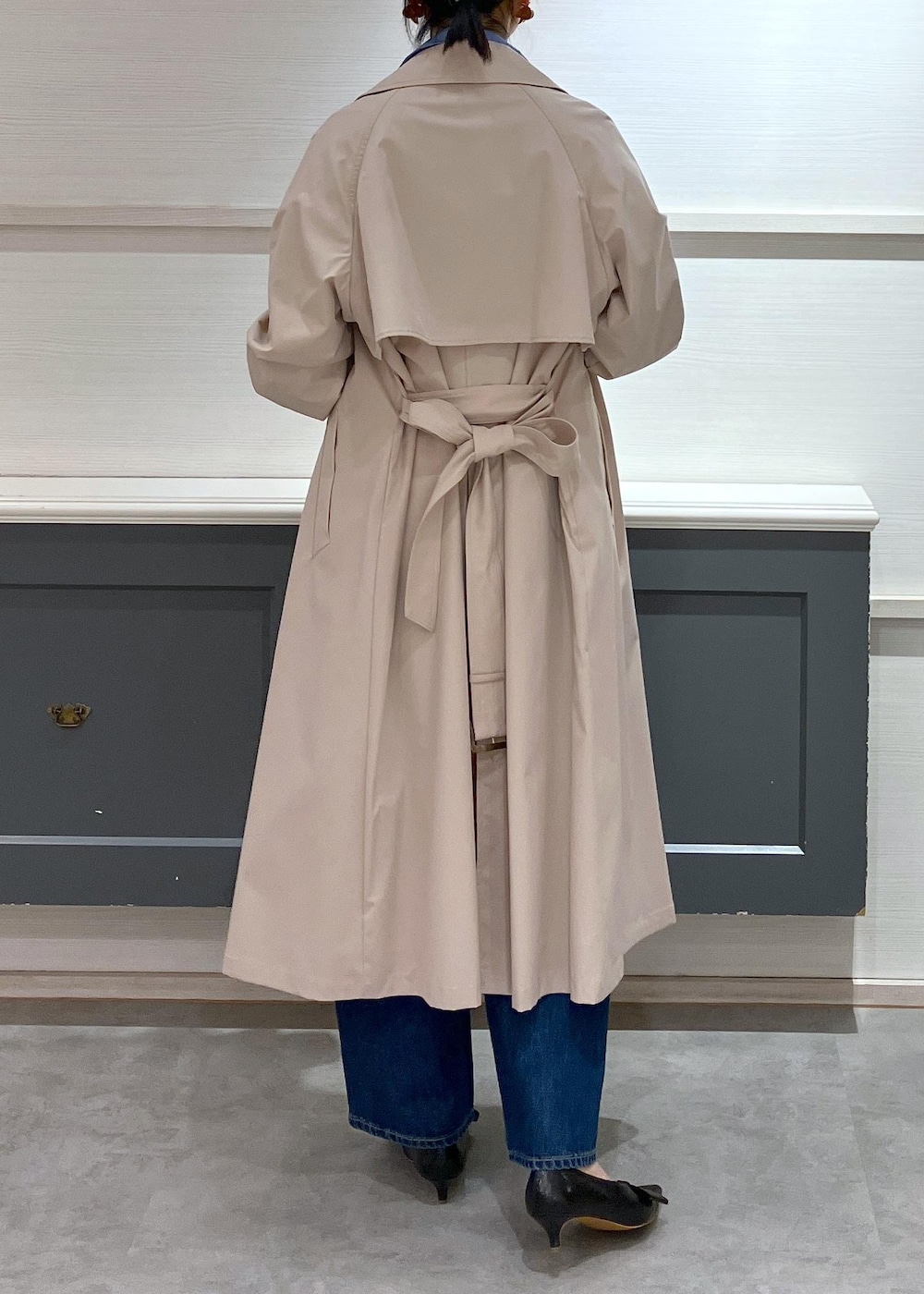「羽織、初春コーデ、春コーデ、VIS、ストレート、イエベ秋、混合、高身長、トップス、シャツ/ブラウス、ジャケット/アウター、トレンチコート、パンツ、デニムパンツ、バッグ」｜「Juzeの【ご好評につき追加生産】ビッグリボンパンプス（パンプス、ブラック系）」を使った、mikusonvisさん（レディース・168cm）の春コーディネートの4枚目の写真