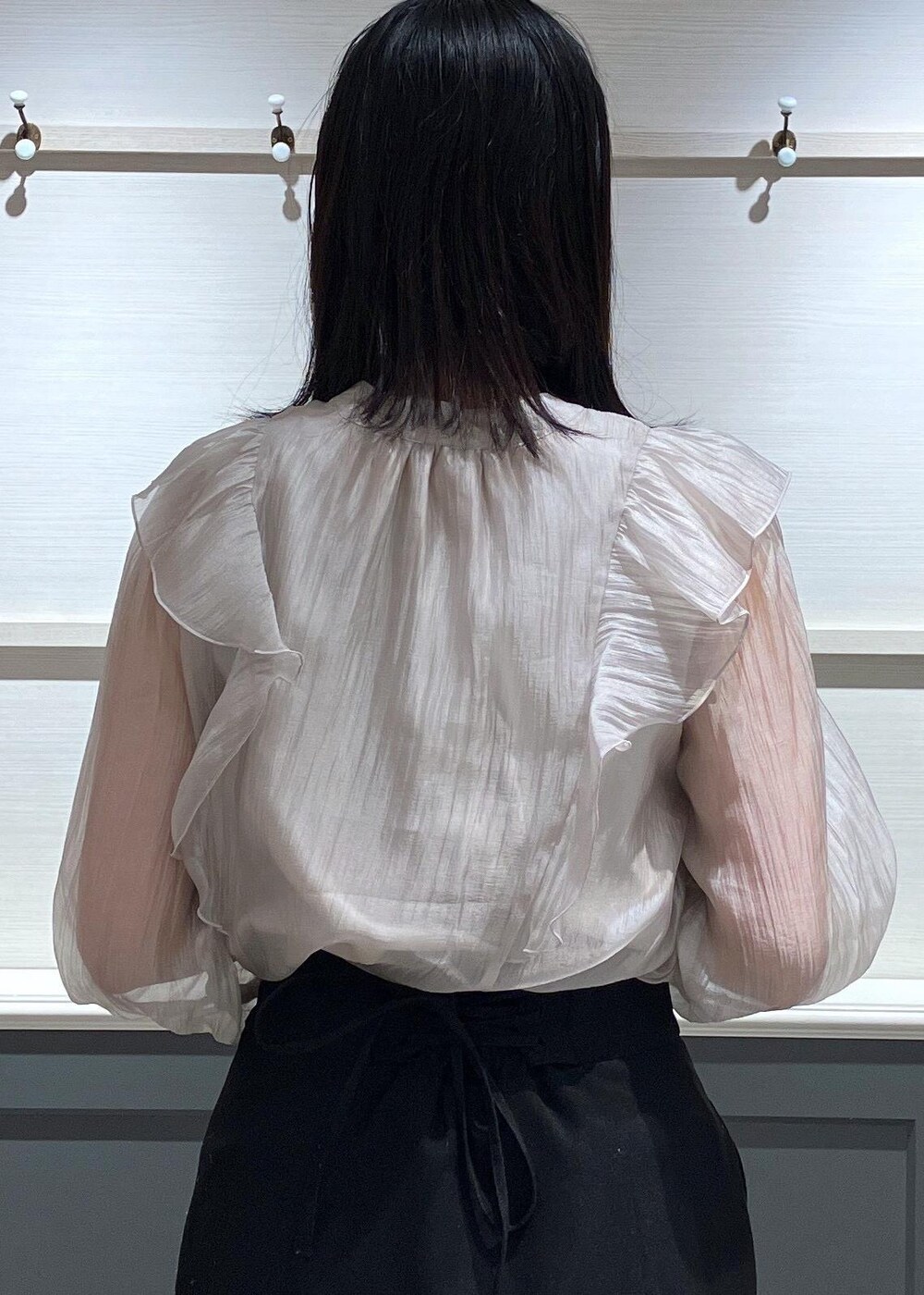 ブラック系のキャミソール、ブラック系のブーツ、ブラック系のショルダーバッグを着用したレディースの秋コーディネートの6枚目の写真