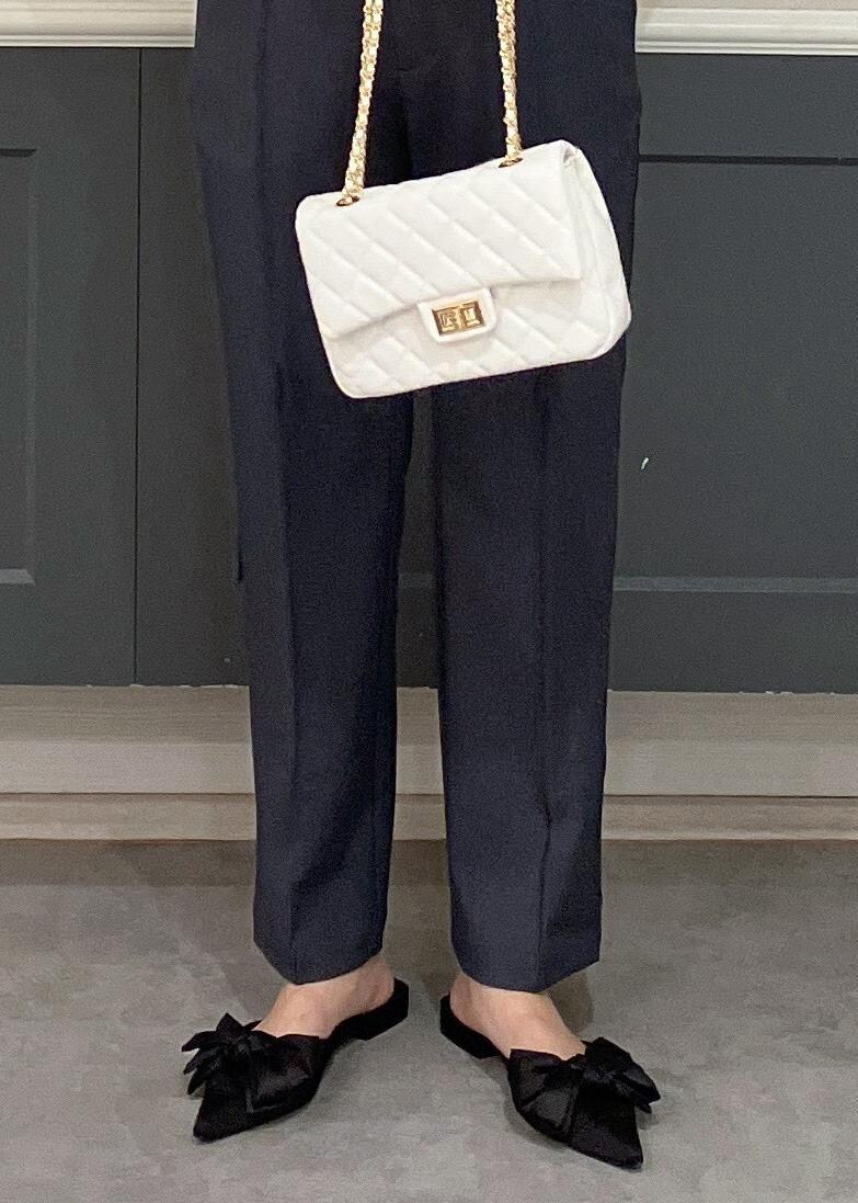 ブラック系のサンダル、ホワイト系のシャツ/ブラウス、ホワイト系のニット/セーターを着用したレディースの秋コーディネートの10枚目の写真