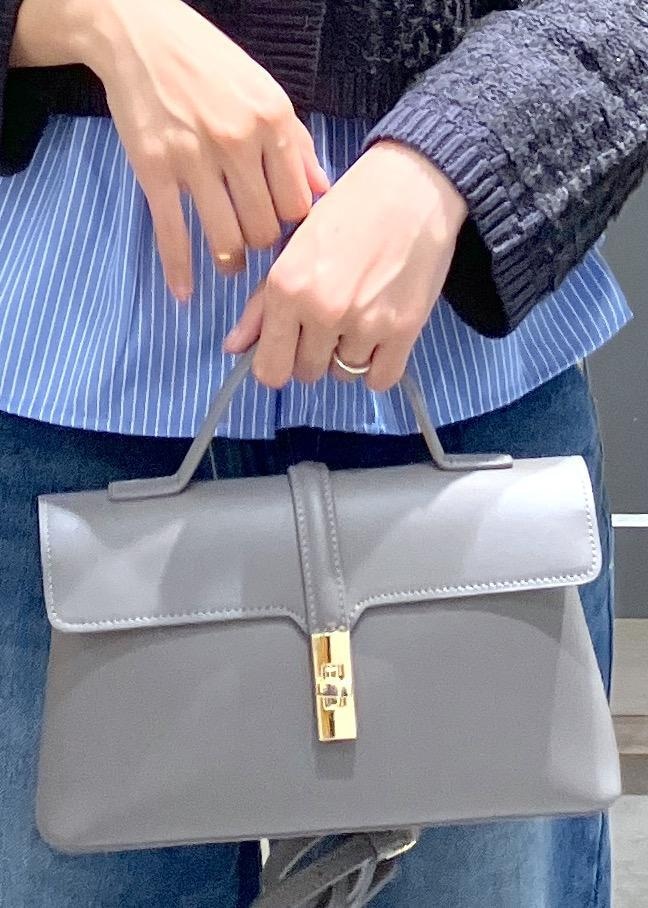 ブラック系のパンプス、グレー系のショルダーバッグ、ブルー系のシャツ/ブラウスを着用したレディースの秋コーディネートの10枚目の写真