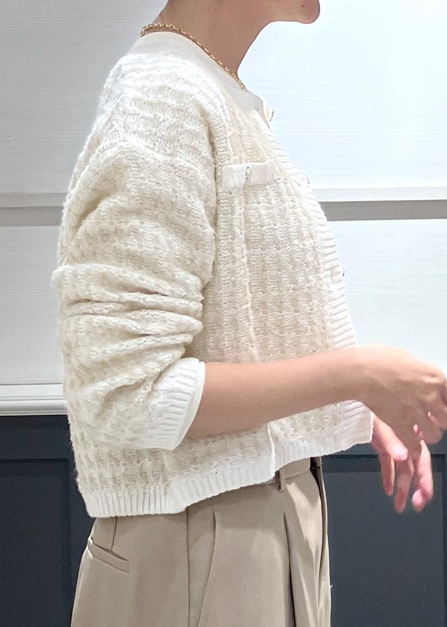 ベージュ系のショルダーバッグ、ブラック系のパンプス、ベージュ系のスラックスを着用したレディースの秋コーディネートの6枚目の写真