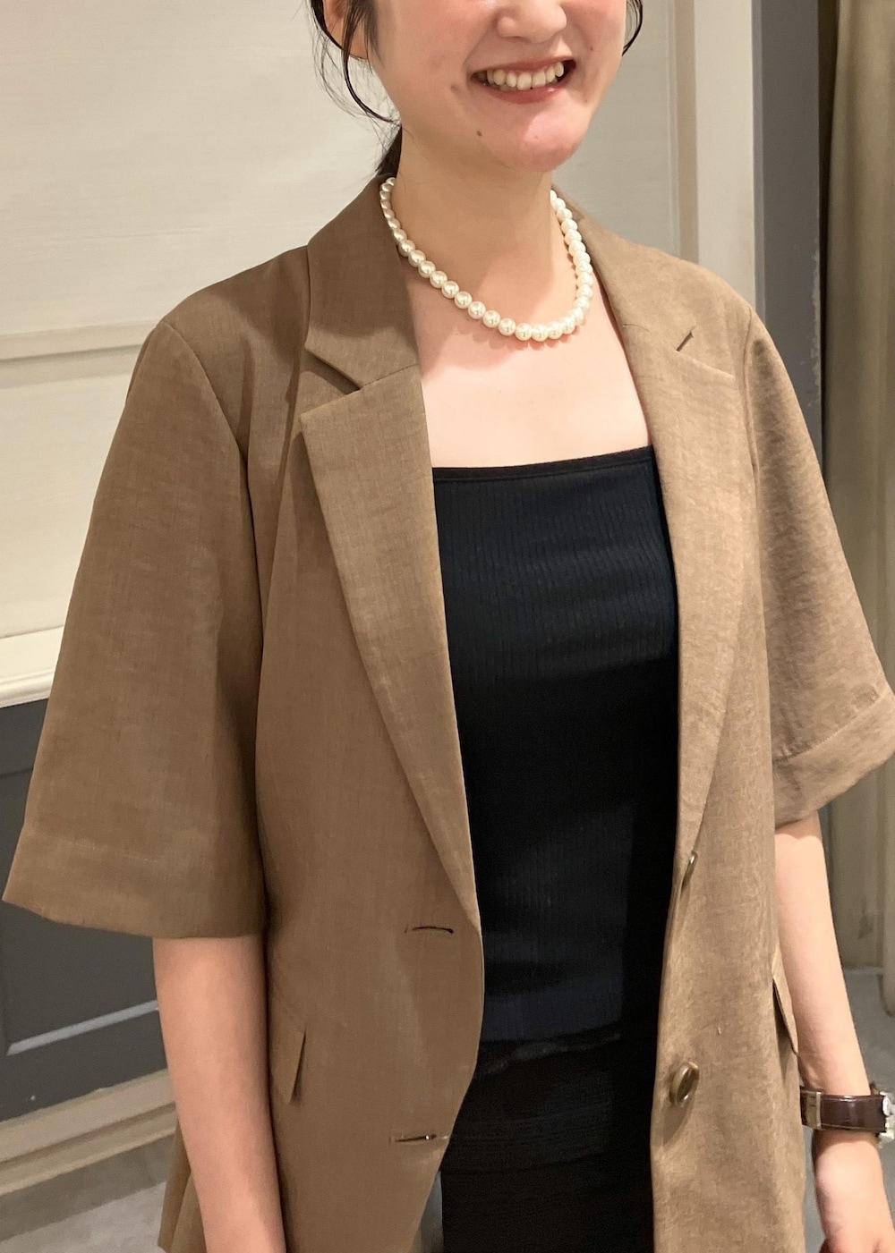 ブラック系のショルダーバッグ、ブラック系のパンプス、ブラック系のキャミソールを着用したレディースの夏コーディネートの5枚目の写真