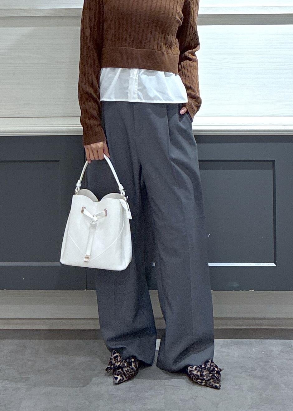 ホワイト系のショルダーバッグ、ホワイト系のキャミソール、その他のサンダルを着用したレディースの冬コーディネートの9枚目の写真