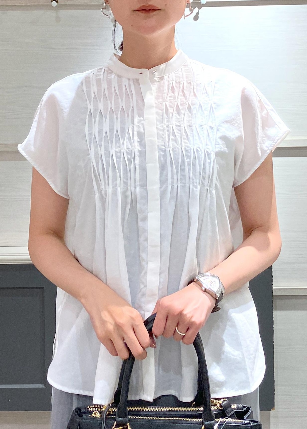 「羽織、初夏コーデ、夏コーデ、お仕事コーデ、授業参観日コーデ、デートコーデ、お出かけコーデ、女子会コーデ、大人カジュアル、パンツスタイル、体型カバー、モノトーンコーデ、カジュアルコーデ、きれいめコーデ、VIS」｜「VISの【洗える】プチリボン付きパターンメッシュキャミソール（キャミソール、その他）」を使った、mikusonvisさん（レディース・168cm）の夏コーディネートの5枚目の写真