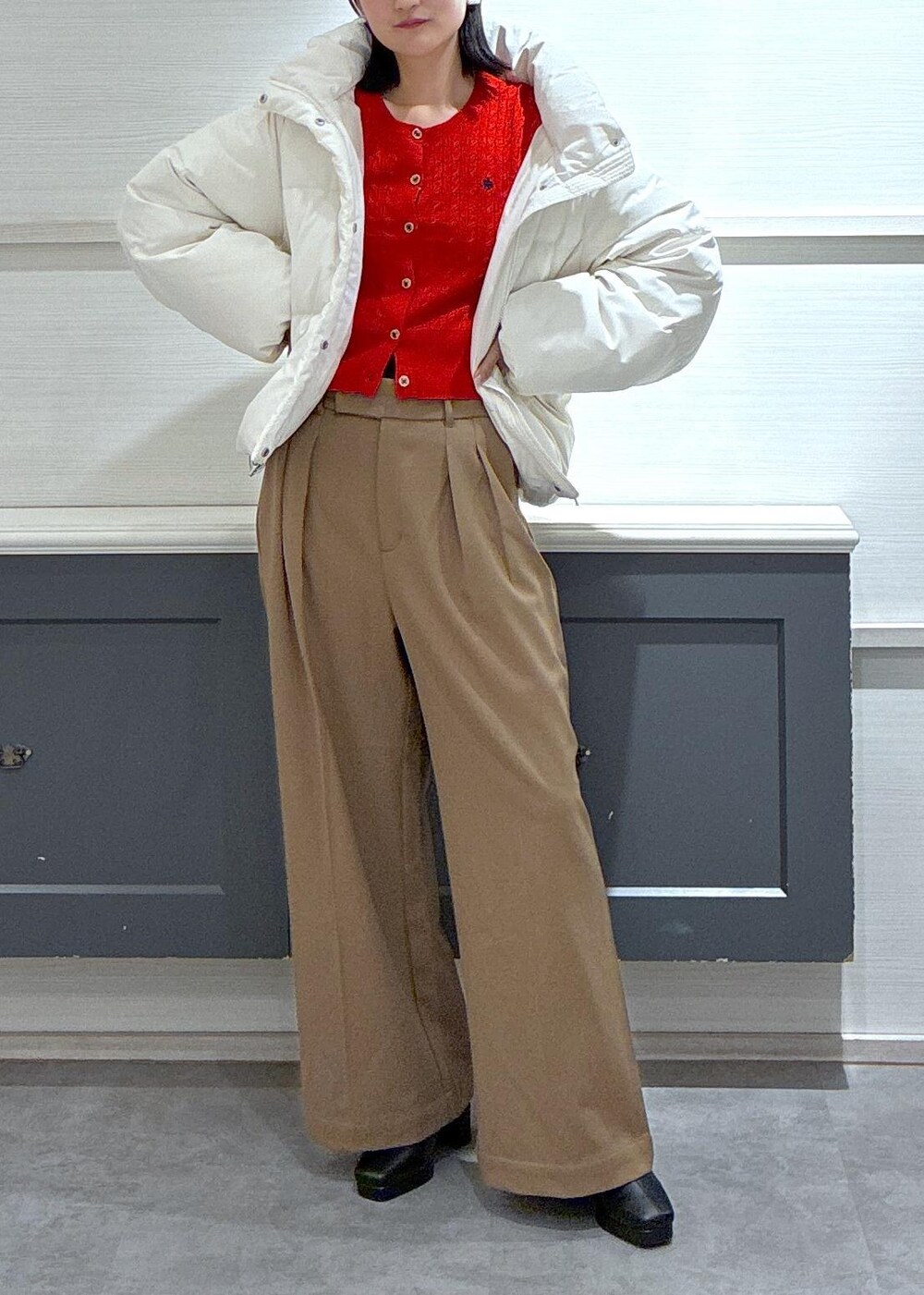 ブラック系のタンクトップ、ホワイト系のダウンジャケット/コート、ブラック系のブーツを着用したレディースの秋コーディネートの10枚目の写真