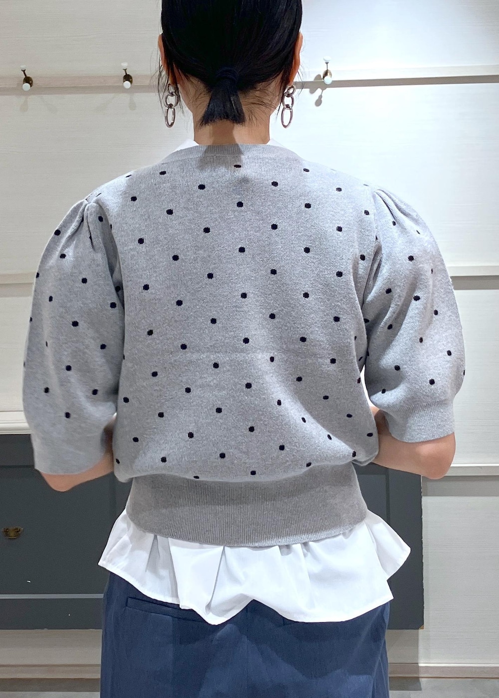 「初秋コーデ、秋コーデ、デートコーデ、お出かけコーデ、女子会コーデ、大人カジュアル、パンツスタイル、カジュアルコーデ、フェミニンコーデ、VIS、ストレート、イエベ秋、混合、高身長、トップス」｜「VISの【ご好評につき追加生産】【2WAY】ハートカットバッグ（ショルダーバッグ、ブラック系）」を使った、mikusonvisさん（レディース・168cm）の夏コーディネートの7枚目の写真