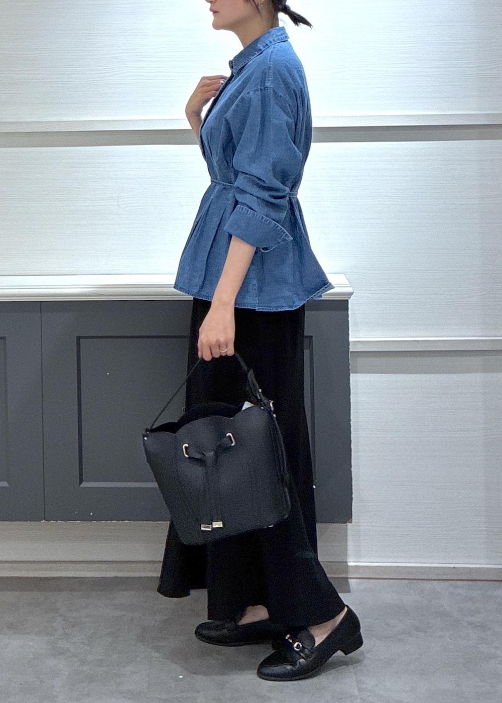 ブラック系のショルダーバッグ、ブラック系のローファー、ブラック系のキャミソールを着用したレディースの春コーディネートの3枚目の写真