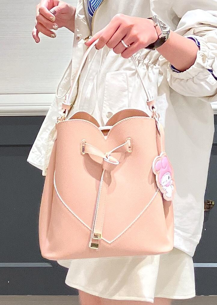 ベージュ系のブーツ、ホワイト系のスカート、ブルー系のシャツ/ブラウスを着用したレディースの冬コーディネートの9枚目の写真