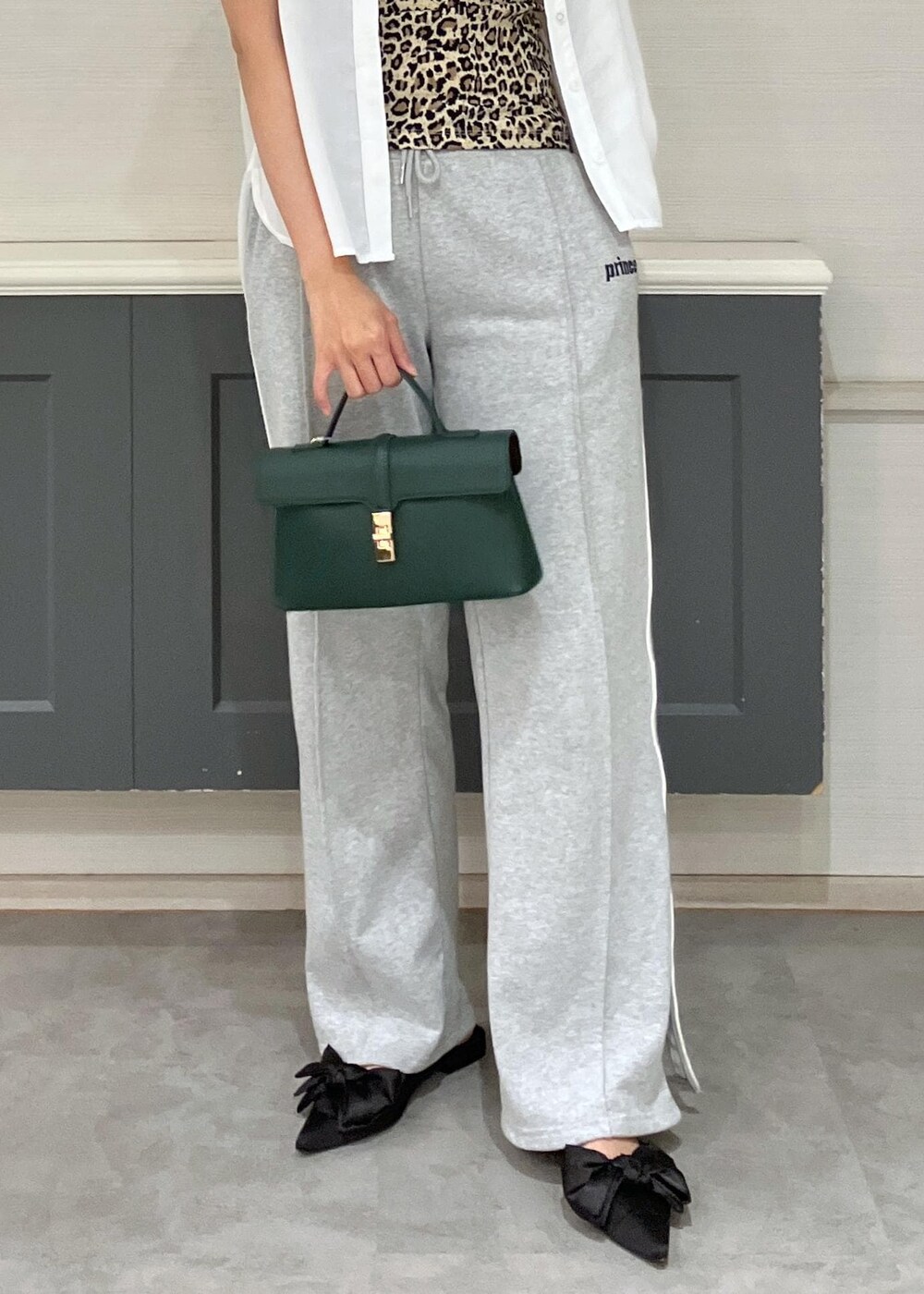 ホワイト系のシャツ/ブラウス、その他のキャミソール、グリーン系のショルダーバッグを着用したレディースの夏コーディネートの9枚目の写真