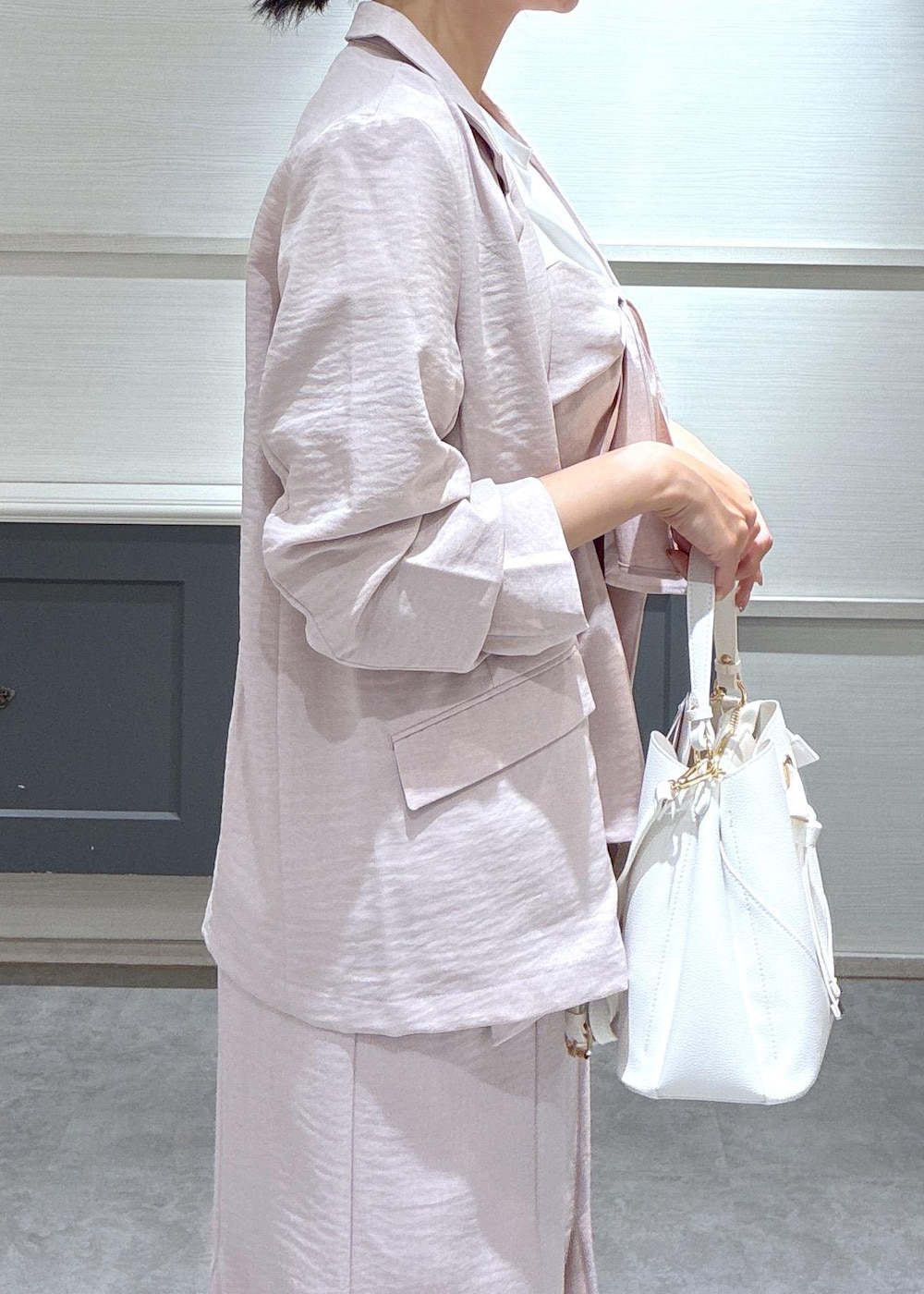 ホワイト系のショルダーバッグ、ブラック系のローファー、ホワイト系のキャミソールを着用したレディースの春コーディネートの8枚目の写真