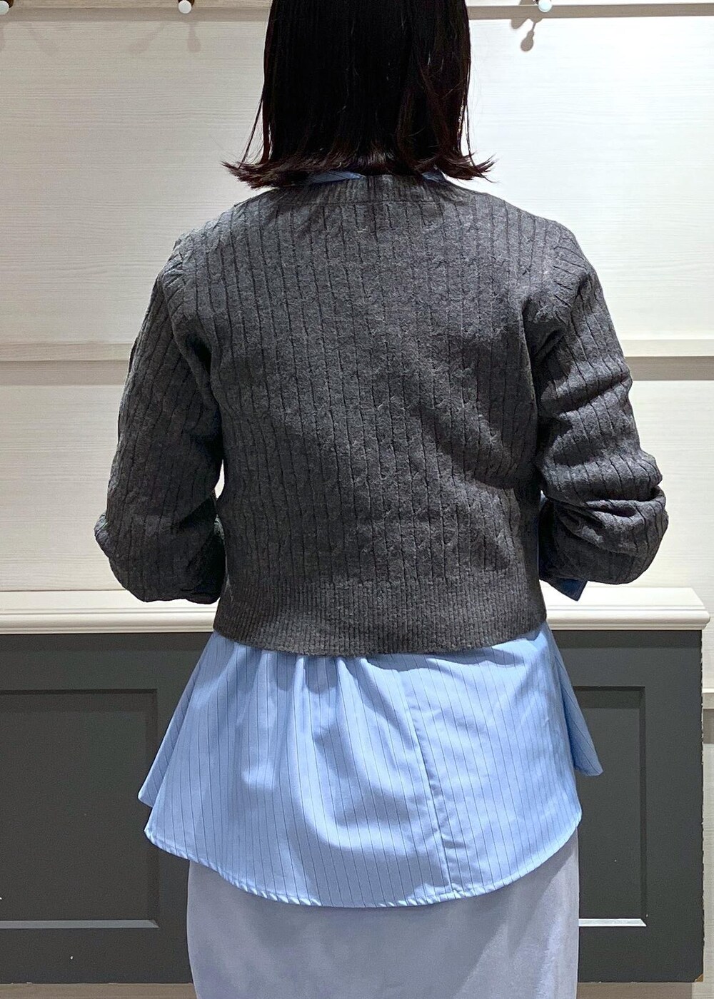 ブラック系のブーツ、ブルー系のスカート、ブルー系のシャツ/ブラウスを着用したレディースの冬コーディネートの6枚目の写真