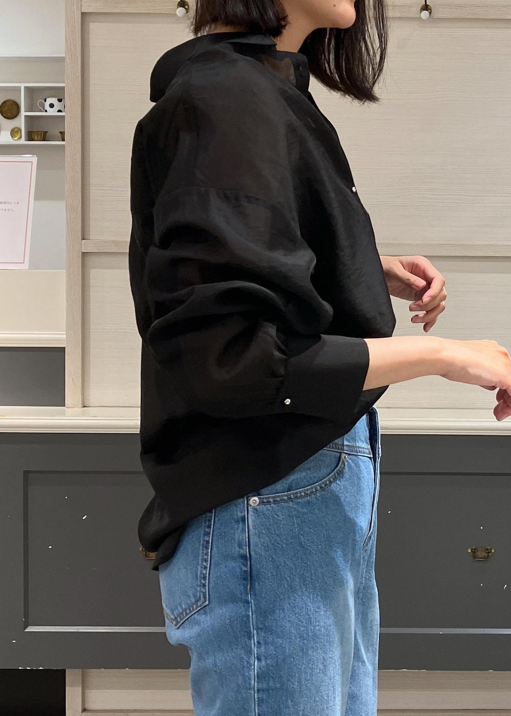 ブラック系のパンプス、ブラック系のシャツ/ブラウス、ブラウン系のTシャツ/カットソーを着用したレディースの夏コーディネートの7枚目の写真