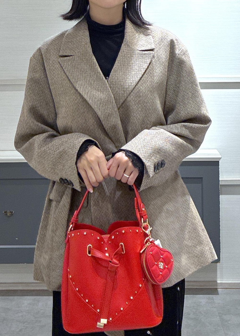 ブラック系のワンピース、ブラック系のTシャツ/カットソー、ベージュ系のテーラードジャケットを着用したレディースの秋コーディネートの6枚目の写真