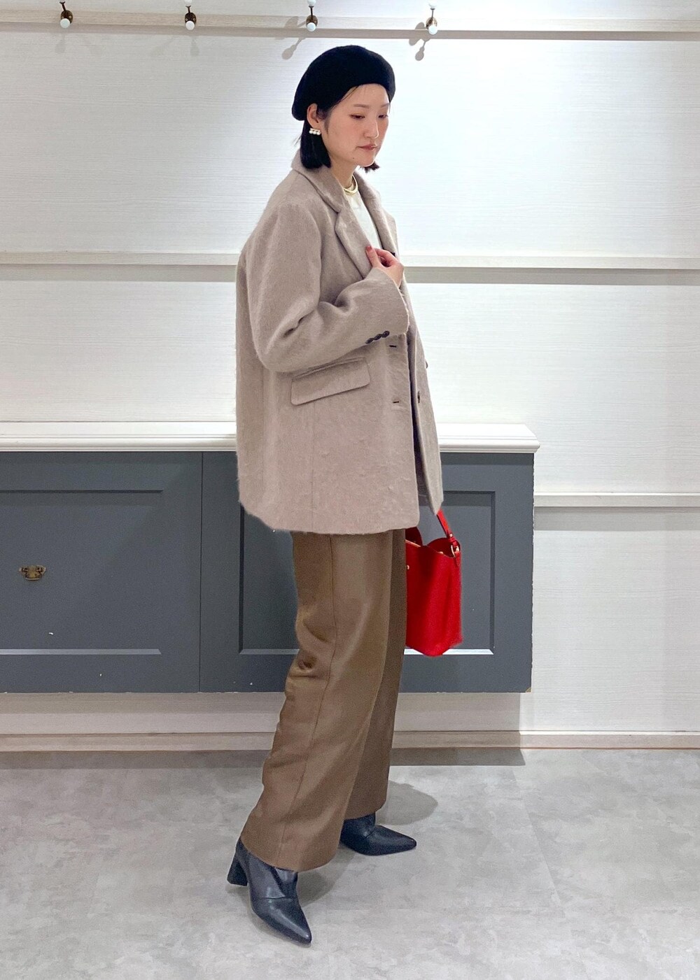 「ビスチェ、ベレー帽、アウター、初冬コーデ、冬コーデ、お出かけコーデ、大人カジュアル、パンツスタイル、きれいめコーデ、VIS、ストレート、イエベ秋、混合、高身長、トップス」｜「Juzeのワイドロングブーツ（ブーツ、ブラック系）」を使った、mikusonvisさん（レディース・168cm）の冬コーディネートの6枚目の写真