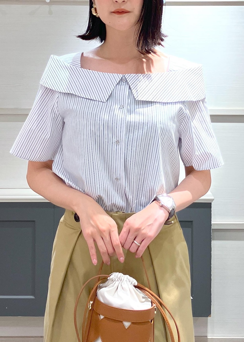 「オフショル、初夏コーデ、夏コーデ、お仕事コーデ、授業参観日コーデ、デートコーデ、お出かけコーデ、旅行コーデ、女子会コーデ、大人カジュアル、パンツスタイル、体型カバー、カジュアルコーデ、ヘルシーコーデ、きれいめコーデ」｜「Juzeのメタルヒールサンダル（サンダル、ブラック系）」を使った、mikusonvisさん（レディース・168cm）の夏コーディネートの5枚目の写真