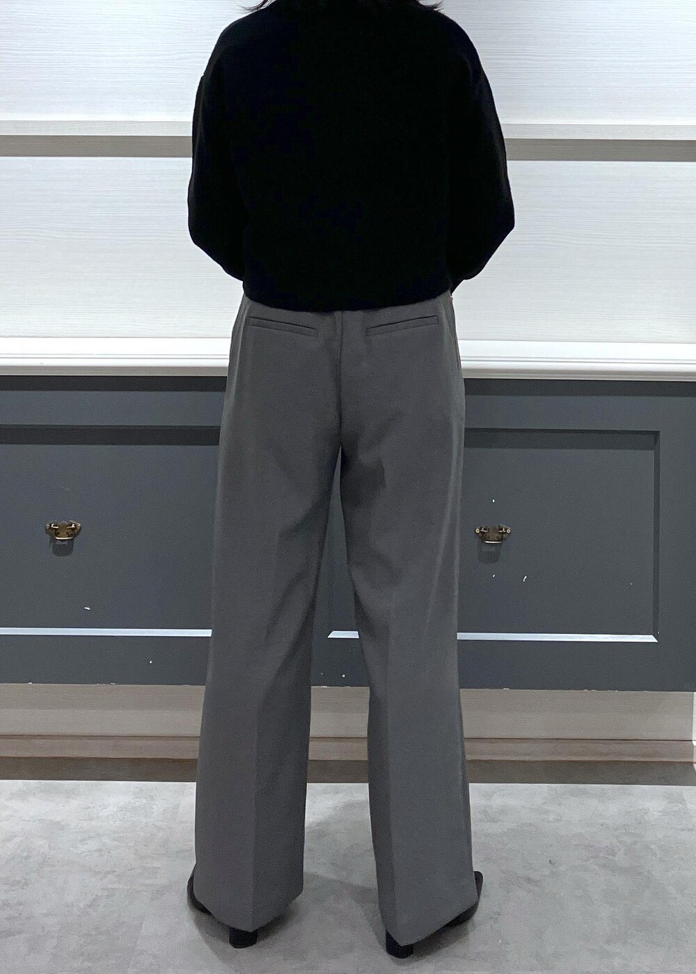 ブラック系のブーツ、ブラック系のショルダーバッグ、ベージュ系のシャツ/ブラウスを着用したレディースの秋コーディネートの5枚目の写真