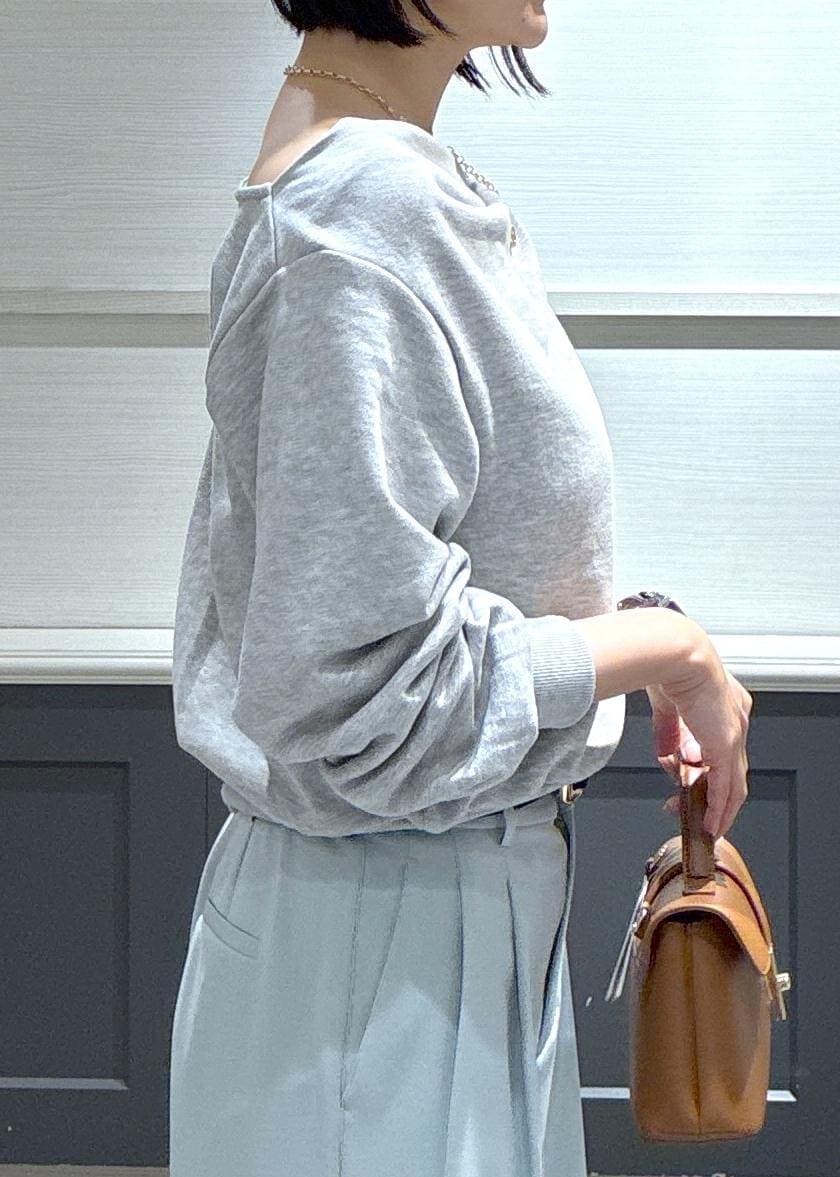 ホワイト系のパンプス、グリーン系のその他パンツ、イエロー系のショルダーバッグを着用したレディースの冬コーディネートの7枚目の写真