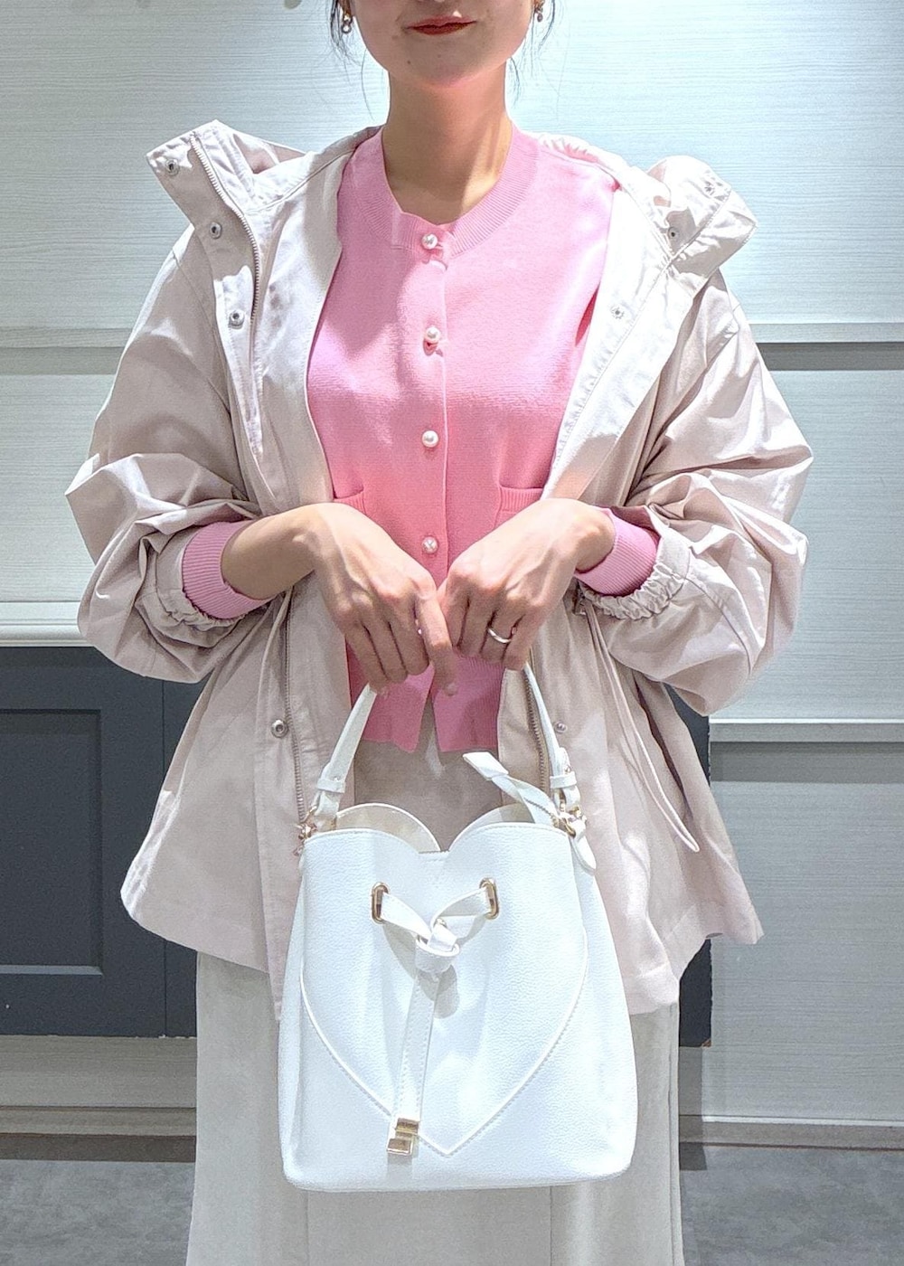 ホワイト系のショルダーバッグ、ホワイト系のパンプス、ホワイト系のスカートを着用したレディースの春コーディネートの6枚目の写真