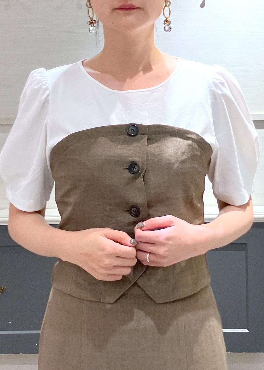 「春アウター、初夏コーデ、夏コーデ、デートコーデ、お出かけコーデ、女子会コーデ、大人カジュアル、スカートスタイル、きれいめコーデ、VIS、ストレート、イエベ秋、混合、高身長、トップス」｜「VISの【ご好評につき追加生産】【2WAY】ハートカットバッグ（ショルダーバッグ、ホワイト系）」を使った、mikusonvisさん（レディース・168cm）の春コーディネートの9枚目の写真