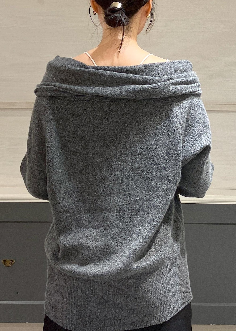 ホワイト系のキャミソール、ブラック系のブーツ、ブラック系のショルダーバッグを着用したレディースの秋コーディネートの6枚目の写真