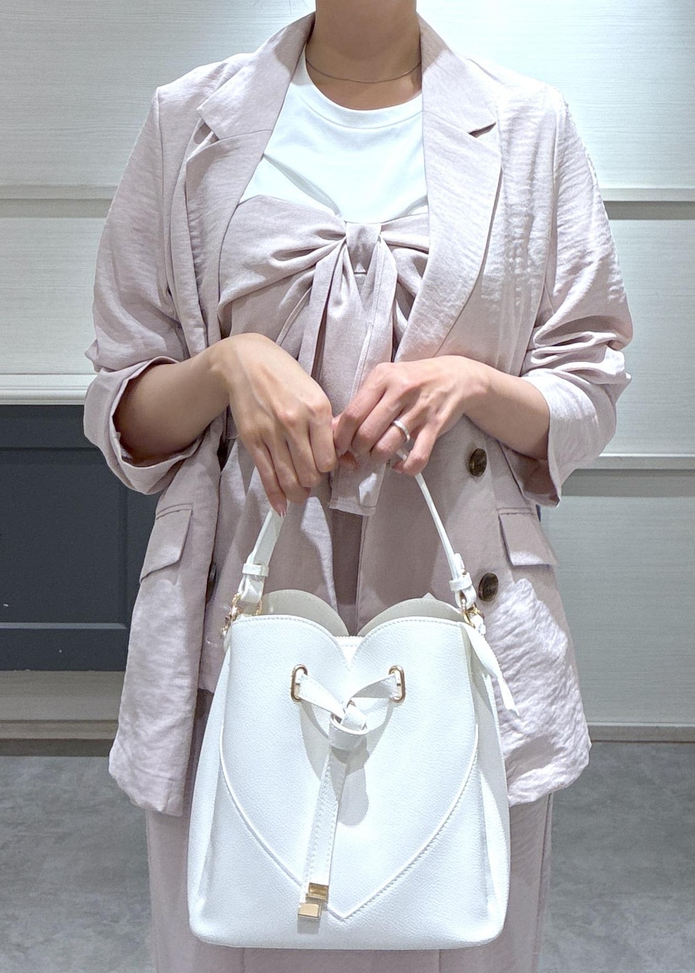 ホワイト系のショルダーバッグ、ブラック系のローファー、ホワイト系のキャミソールを着用したレディースの春コーディネートの5枚目の写真