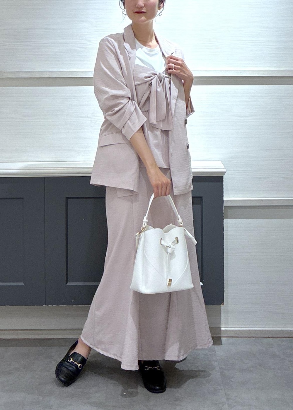 ホワイト系のショルダーバッグ、ブラック系のローファー、ホワイト系のキャミソールを着用したレディースの春コーディネートの2枚目の写真