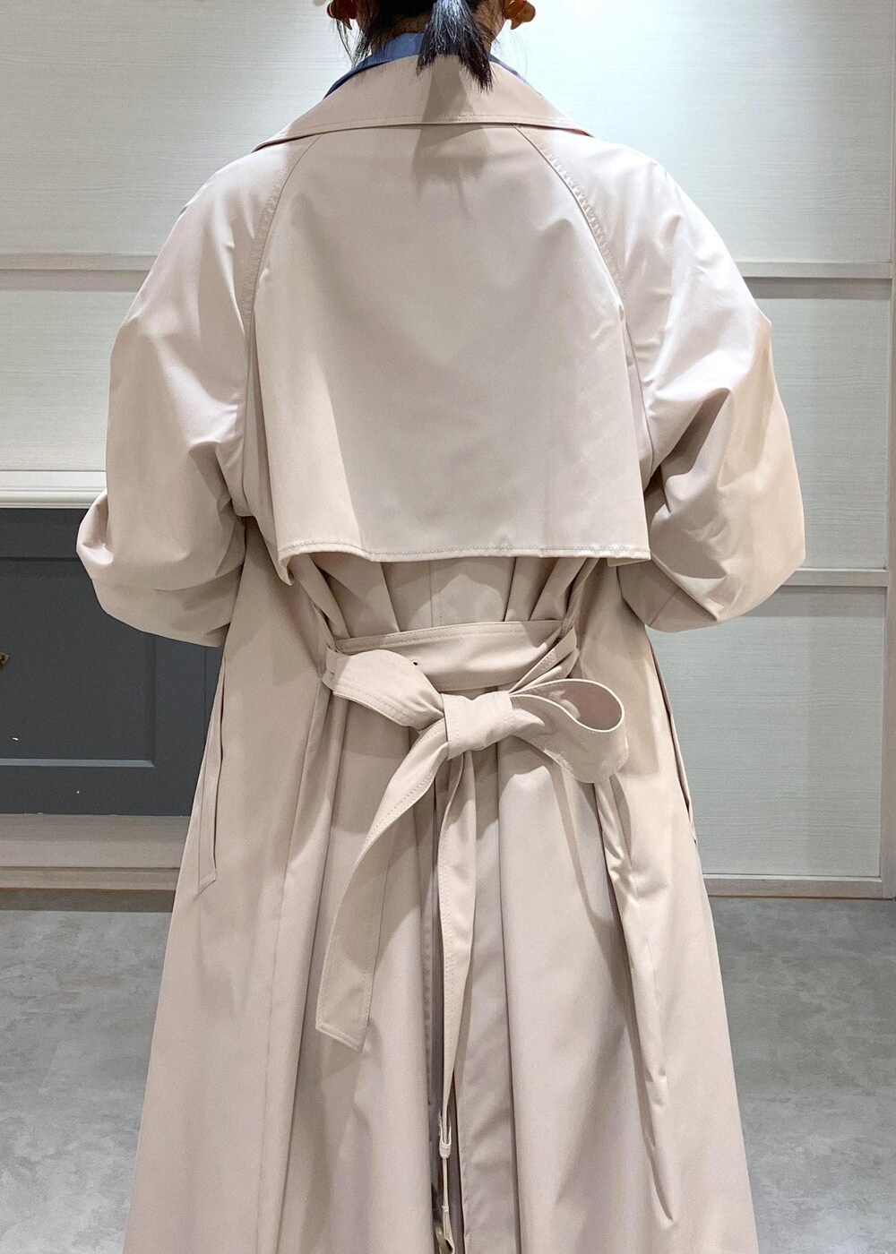 「羽織、初春コーデ、春コーデ、VIS、ストレート、イエベ秋、混合、高身長、トップス、シャツ/ブラウス、ジャケット/アウター、トレンチコート、パンツ、デニムパンツ、バッグ」｜「Juzeの【ご好評につき追加生産】ビッグリボンパンプス（パンプス、ブラック系）」を使った、mikusonvisさん（レディース・168cm）の春コーディネートの6枚目の写真
