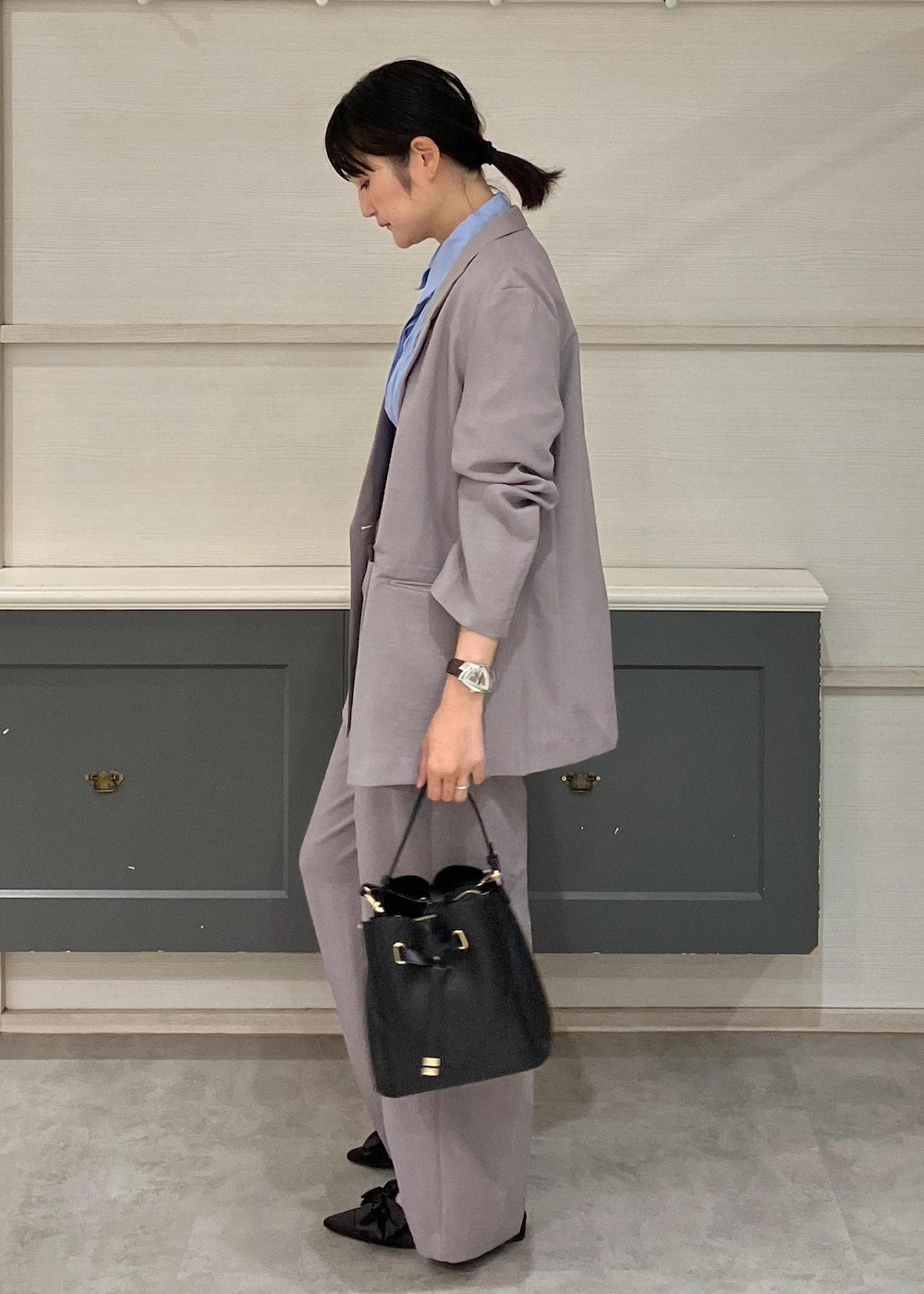 「羽織り、シャツ、ブラウス、グレー、長袖、ジャケット、テーラード、ダブルボタン、ワイド、十分丈、センタープレス、ブラック、フラット、初秋コーデ、秋コーデ」｜「VISの【累計40,000点突破】美easyリネンライクワイド/スラックスパンツ【接触冷感・洗える】（スラックス、グレー系）」を使った、mikusonvisさん（レディース・168cm）の夏コーディネートの4枚目の写真